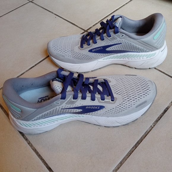 Sold elsewhere: Brooks Adrenaline GTS 22 - Womens Size 8 - Picture 5 of 7